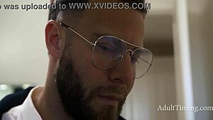 Nevěrná manželka vede těhotnou ženu Casey Calvert a Leanu Lovings do divokého gangbangu