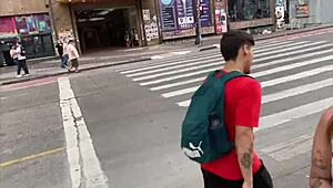 Brasiliaalaiset nuoret 18+ tytöt talutushihnassa São Paulon kadulla näyttelyssä