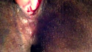 ¡Mira este coño apretado y húmedo de 19 años!