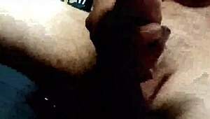 거대 사정 보며 쩔쩔매며 딸치기