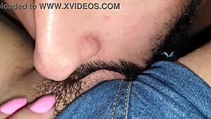 Atletska latinska milf u kratkim farmerkama pokazuje sve bratiću da sisne veliku pičku u autu