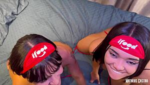 Paguei pizza do delivery fodendo buceta das duas entregadoras rabudas - ménage teaser collab Stellar Bluue e Jordana