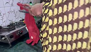 Desi bhabhi in saree has hot dirty sex