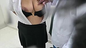 Jsem doktor, zneužívám svou pacientku v ordinaci