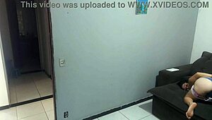 Dona de casa paga com bunda para policial kinky