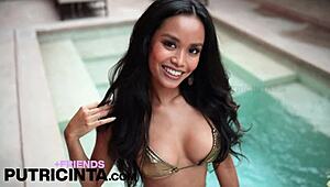 Putri cinta fingers deeply in wet, dripping setting