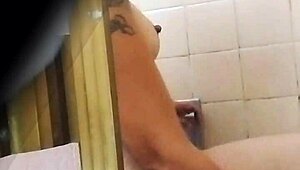 spying on that hot colombian milf in the bathroom during her trip 😏