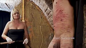 Krutá blond milf bičuje klukův kokot ve femdom