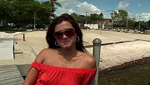 Amateur MILF gets her wet pussy to orgasm in homemade sex 😍