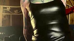 MILF jebe dildo do intenzivnega orgazma