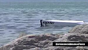 Ekshibitionist kone Nikki Brooks driller cubanske strand voyeurs med gennemsigtig striptease.