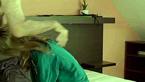 Nevinná brunetka teen 18+ bičovaná přísným pánem v kinky BDSM session