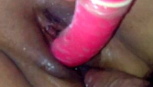 Zrela milf z dildom suka analno na intriganten način