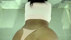 IBA A LIMPIAR EL BAÑO Y SALÍ CON CULO ROTO DILATADO Y LLENO DE SEMEN