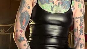 MILF jebe dildo do intenzivnega orgazma