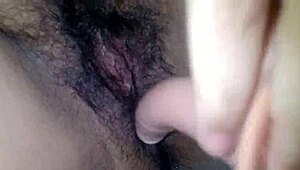 minha bucetinha apertada esta querendo um pau peludo no pelo dentro dela