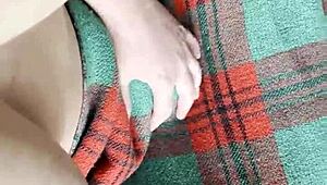 Félős szomszédnő intenzíven nyalja a puncit takaró alatt