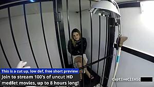 Alexandria Riley kampüs polisi tarafından utanç verici backstage sahnede soyma araması yaşıyor