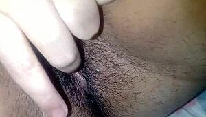 minha bucetinha apertada esta querendo um pau peludo no pelo dentro dela