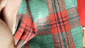 Félős szomszédnő intenzíven nyalja a puncit takaró alatt