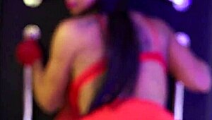 Mujer Negra Fitness Monta A Su Chocolate Blanco Y Termina Toda Bañada En Leche En La Cara Y Las Tetas