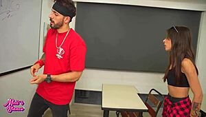 A casa tardi, incontro insegnante con cazzo grande in classe!