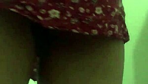 Bajo falda de mi vecina y terminamos cogiendo en escena casera