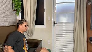 Estudiantes jóvenes follando en sofá de la sala