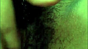 Nuori pienitissinen tyttö harrastaa itsehoitoa