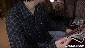 도미넌트 아시안 여자가 자지 빨고 보지 핥고 POV에서 거칠게 박힘