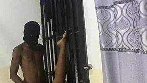 Bil sem napaljen, ko sem srečal mačeho golo pri vratih vroč seks