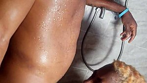 Ζευγάρι κάνει άγριο σεξ ντους με μεγάλα φυσικά βυζιά