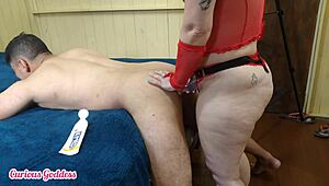 Περίεργη θεά γλείφει θετό γιο σε ανάποδη χριστουγεννιάτικη στάση;