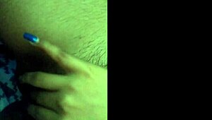 Nuori pienitissinen tyttö harrastaa itsehoitoa