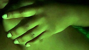 Nännien nuoleminen tuntuu mahtavalta öisin