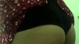 Bajo falda de mi vecina y terminamos cogiendo en escena casera