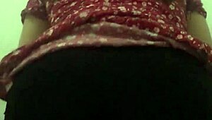 Bajo falda de mi vecina y terminamos cogiendo en escena casera