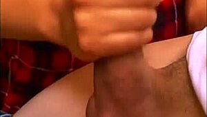 la colegiala timida se quedo en el apartamento de su amigo despues de fiesta y el tenia otros planes 😏