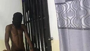 estaba cachondo al toparme con madrastra desnuda en la puerta sexo caliente