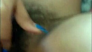 Nuori pienitissinen tyttö harrastaa itsehoitoa