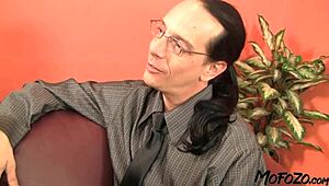 대학생이 젖은 괴물 자지로 교수 박아!