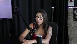 Morena e loira gostosa ficam peladas e tem a buceta chupada depois dela contar que come�ou por influ�ncia de amigos fez ensaio sensual - luciana picchi sheer red