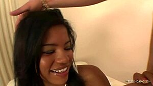 La lujuriosa Carmella Santiago ofrece su coño apretado perfecto por el viaje gratis, tan tentadora