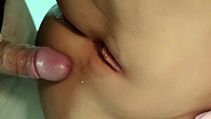 Barbert rumpe dobbeltknullet nærbilde i fetish sexdukke-scene