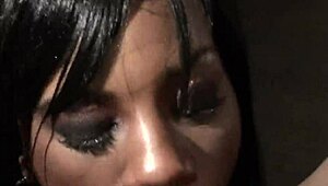 Vacker svart milf Sydnee Capri i nätstrumpbyxor knullar och gör vacker blowjob