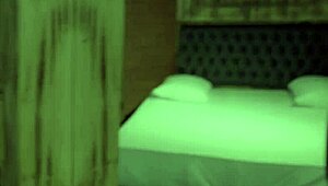 ruivinha linda se deliciando no pau e levando leitada quente