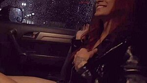 ruivinha linda se deliciando no pau e levando leitada quente