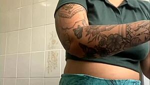 Şişmiş iri amcığımı sergilemeyi seviyorum