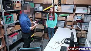 Ladrona tetona con tetas enormes se traga polla profunda y mamada antes de ser empalada por verga monstruosa en la oficina