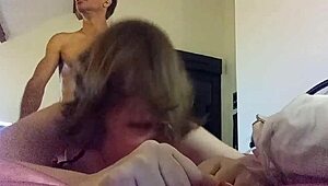 Oblečena kurba v satenas hlačkah dobi doggy jebanje in rimjob